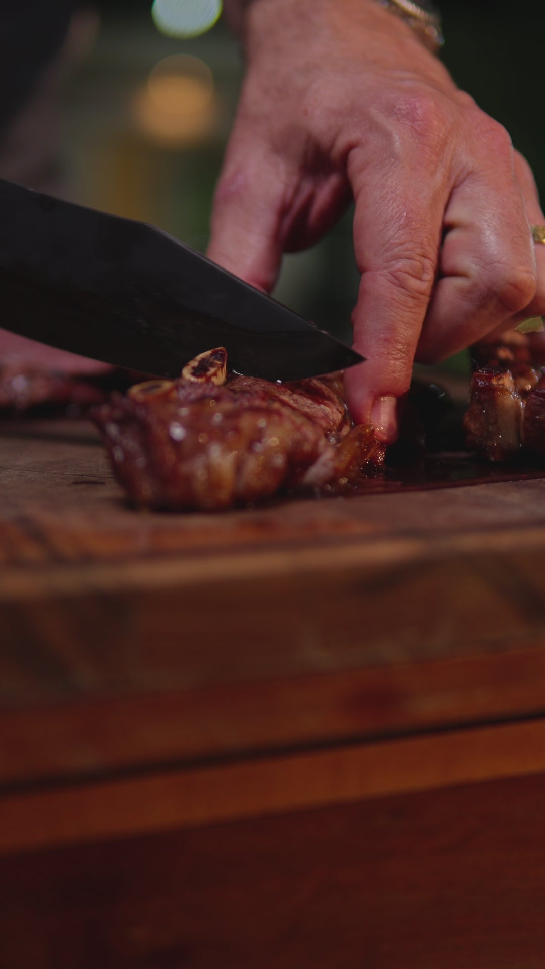 Carregar vídeo: <p>Equilibrada e afiada, a lâmina permite cortes limpos em diferentes preparos, desde carnes grelhadas até legumes e outros ingredientes preparados na FYRIN.</p>